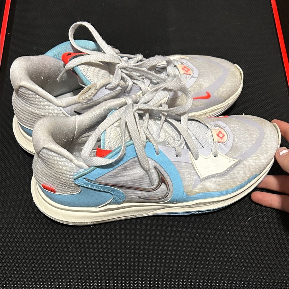Basketball shoes - White and Blue - Picture 4 of 5